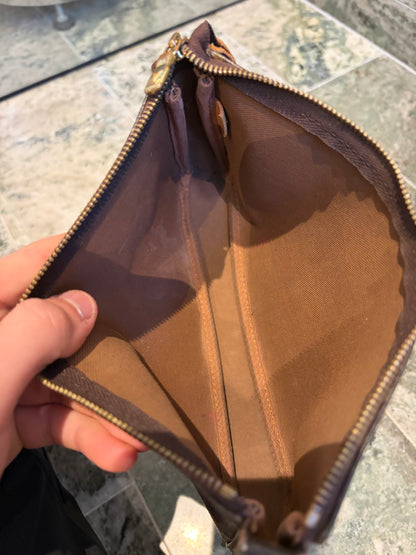 Louis Vuitton pochette accessories