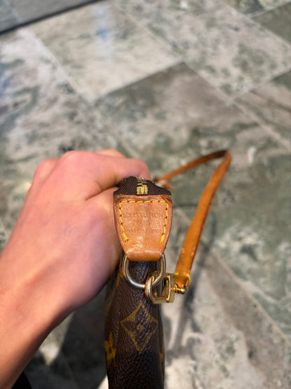 Louis Vuitton pochette accessories