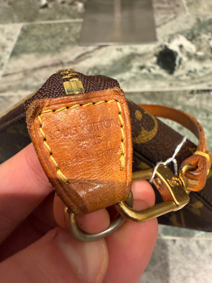 Louis Vuitton pochette accessories